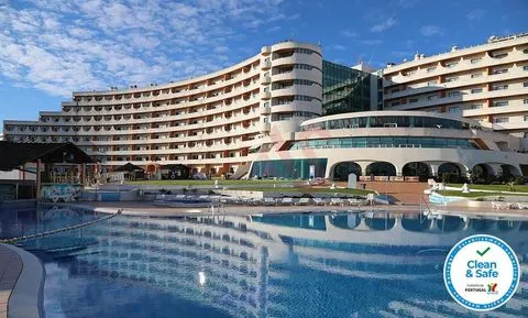 1 bedroom apartment inserted in the Paraíso de Albufeira hotel.