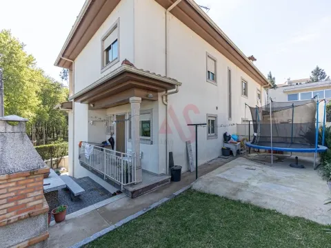 Moradia T3 de Gaveto em Brito, Guimarães