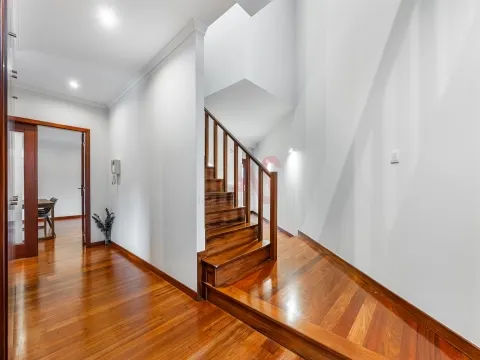 Appartement en duplex de 4 chambres à Fermentões, Guimarães