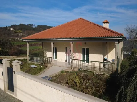 3+2 Bedroom Villa with Pool and Land of 2,760 sqm in Idães, Felgueiras