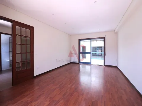 Excelente T3 – Santo Tirso | Terraços, Garagem Fechada e Vistas Desafogadas