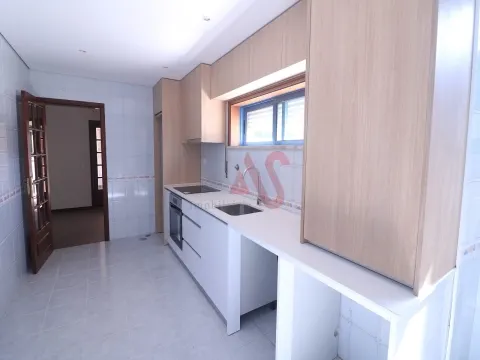 Excelente T3 – Santo Tirso | Terraços, Garagem Fechada e Vistas Desafogadas