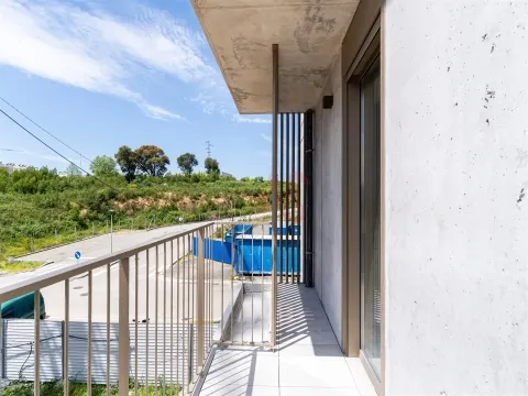 Apartamento T2+1 com varanda, em construção, situado no 3º piso.