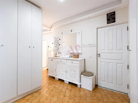 Apartamento T2+1 com varanda e terraço a 450m da praia | Praça João XXIII, Póvoa de Varzim