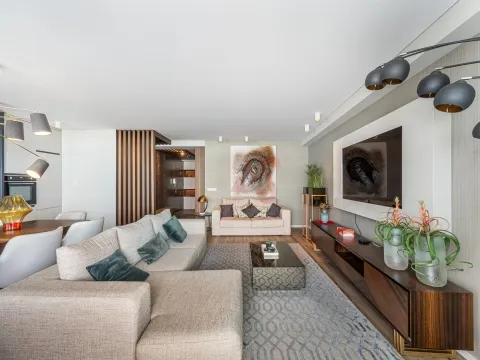 Apartamento T4 na 1ª Linha de Mar – Centro da Póvoa de Varzim com uma Vista Deslumbrante