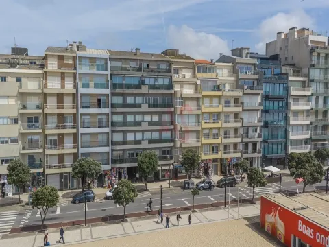 Apartamento T4 na 1ª Linha de Mar – Centro da Póvoa de Varzim com uma Vista Deslumbrante