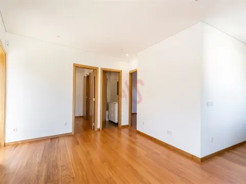 T2 com 2 suítes e Jardim