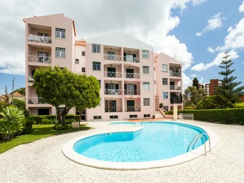 Apartamento T2 de Luxo no Monte Estoril – Condomínio Privado com Piscina | Totalmente Remodelado