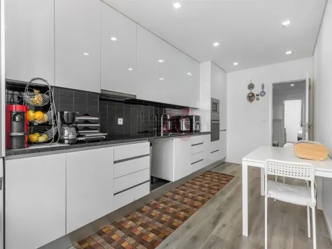 3-Zimmer-Wohnung | Komplett renoviert | Ausgestattete Küche | Garage geschlossen | Mesão Frio, Guimarães