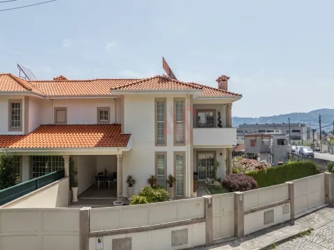 Moradia Geminada T3+1 em Vizela — Excelente estado de conservação e exposição solar e amplas áreas