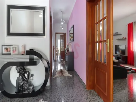 Villa indipendente con 3+1 camera da letto arredata e dotata di terreno e garage | Moreira do Rei, Fafe