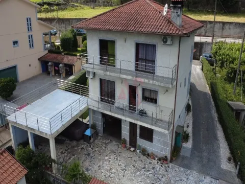 Villa indipendente con 3+1 camera da letto arredata e dotata di terreno e garage | Moreira do Rei, Fafe