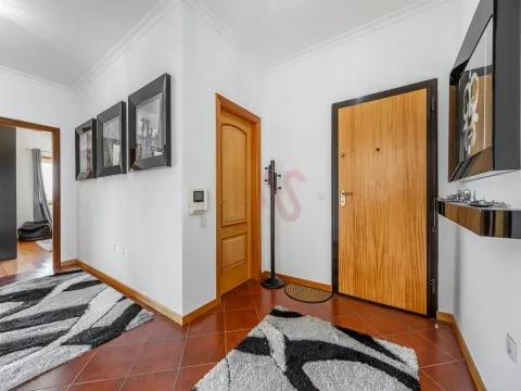 Appartamento con 2 camere da letto e 90,2 mq | Arredati e Attrezzati |Garage | Ascensore | 2 balconi | Lustosa, Lousada
