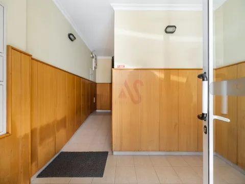Appartamento con 2 camere da letto e 90,2 mq | Arredati e Attrezzati |Garage | Ascensore | 2 balconi | Lustosa, Lousada