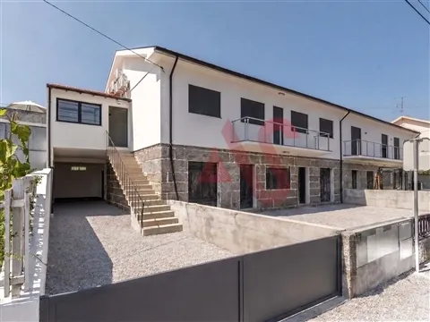 Etage 3+1 Schlafzimmerhaus vollständig renoviert in Brito, Guimarães