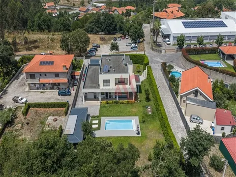 Moradia T4 com Piscina em Monte Córdova, Santo Tirso