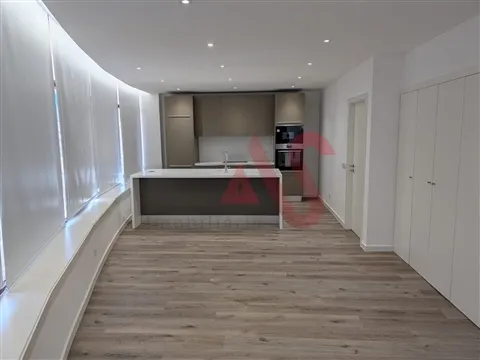Apartamento T2 completamente renovado com Suíte e Cozinha Open Space | A 2 Min. do Centro de Vizela