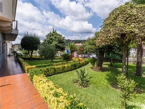 Moradia T7 com Espaço Comercial, Jardim e 3000m² de Terreno | Caramos – Felgueiras