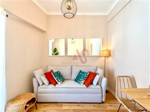 Renovierte Einzimmerwohnung mit Balkon | Silver Arm