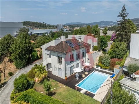 Moradia T4 c/ Piscina, Salão de Festas e Terreno com 6236 m² | Vila Nova do Campo, Santo Tirso
