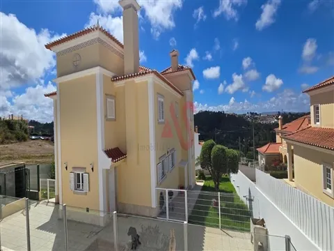Moradia T5 com Piscina Coberta Aquecida, Garagem e Jardim em Mafra