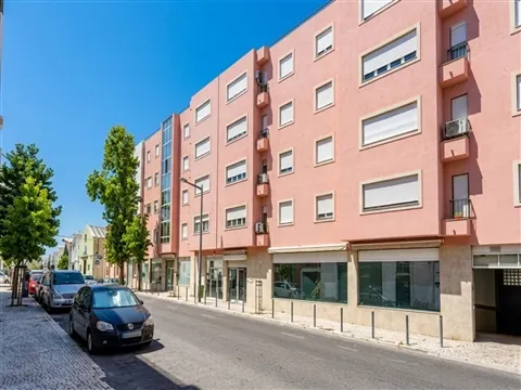 3 Schlafzimmer in Braço de Prata eingebettet in das Pátio do Oriente Condominium | 2 Parkplätze | Neben dem Tajo