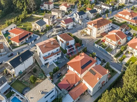 Moradia T4 com Suite Master, Jardim e Garagem para 4 carros | Corvite, Guimarães |