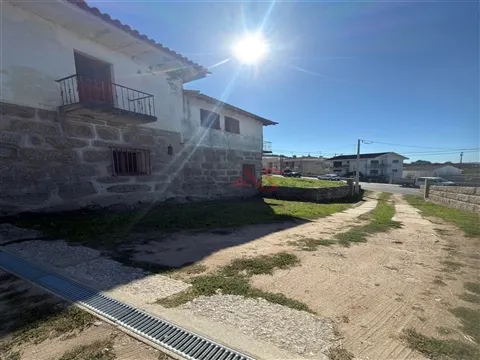 3-ZIMMER-VILLA ZUR RESTAURIERUNG | AZURÉM, GUIMARÃES