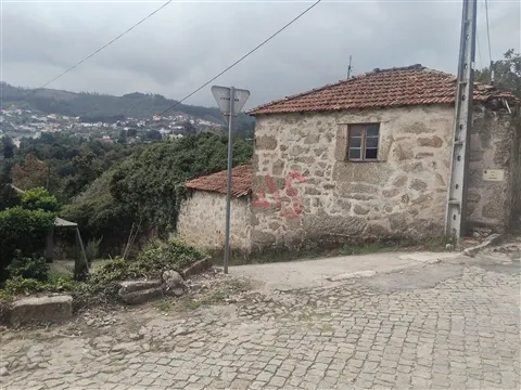 Haus zur Restaurierung in Roriz, Santo Tirso | 2.000 m² Land