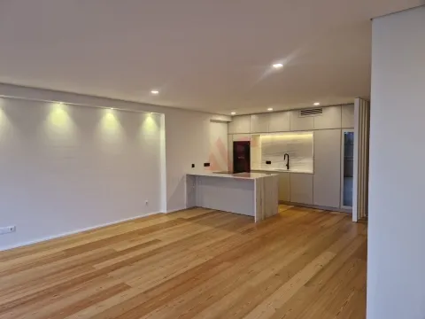 2 bedroom apartment no 4. walk in Creixomil, Guimarães