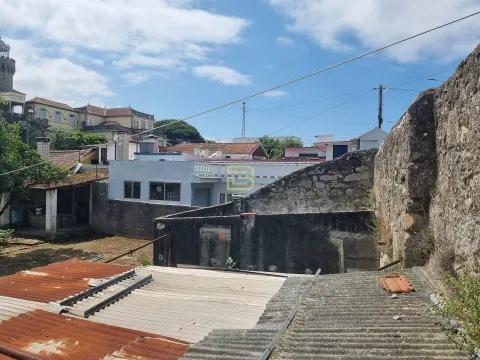 Terrain de 1700 m2 avec bâtiment vacant à récupérer.