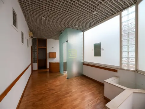 Loja situada numa galeria comercial, rodeada de todos os tipos de comércio e transportes públicos.