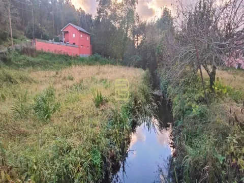 Terrain d’une superficie généreuse et bien située, situé à Sandim, Vila Nova de Gaia