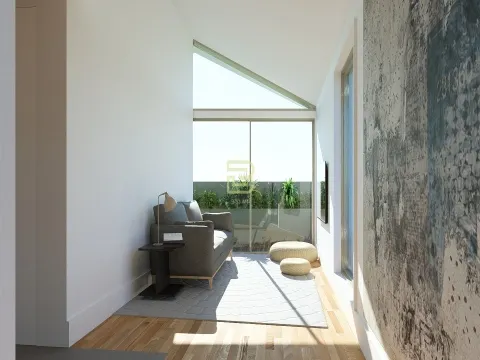 Edifício no gaveto da Rua Gomes Freire com a Praça da Alegria, no vibrante bairro do Bonfim, Porto.