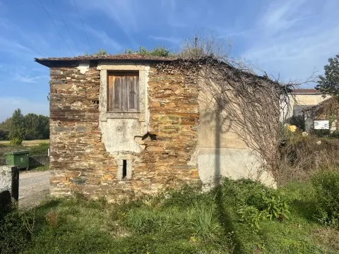Casa em Xisto para Recuperar em Sobreira – Paredes &#124; 25 min do Porto
