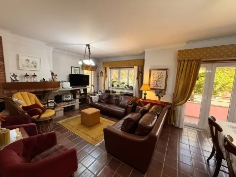 A Casa das Hortênsias | Moradia T4 com Jardim, Cozinha Regional e Excelente Exposição Solar 