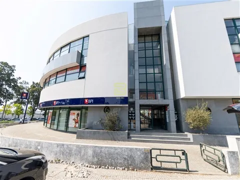 Escritório localizado em Moreira, na Maia, a apenas 1 km do Aeroporto Francisco Sá Carneiro
