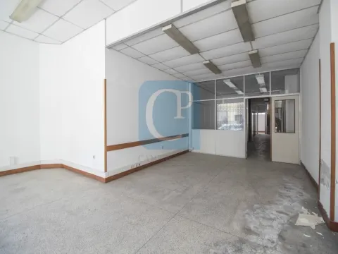 Loja para arrendamento, próxima da Rua de Camões