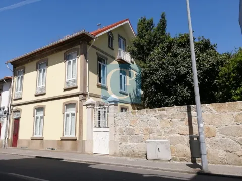 Centennial villa in the Center of São Mamede Infesta