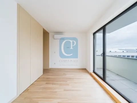 Apartamento T1Kit Duplex, com terraço, junto à Praça da República