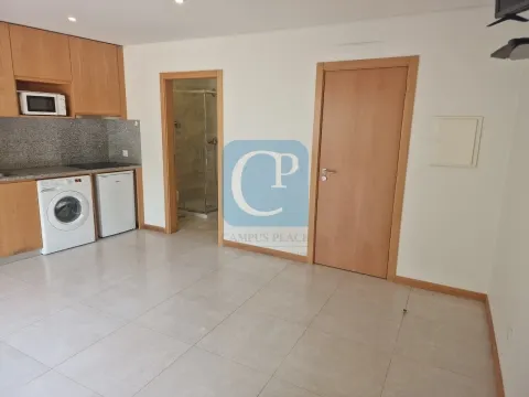 Apartamento T0 com varanda à Praça Flores, Porto