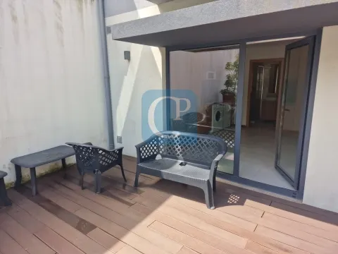 Apartamento T0 com varanda à Praça Flores, Porto
