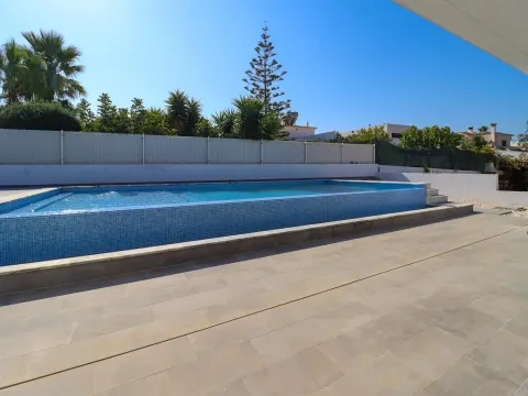 3 Quartos - Moradia - Mexilhoeira Grande - Portimão