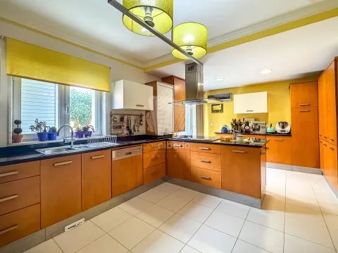 4 Bedrooms - Villa - Alcabideche - Cascais