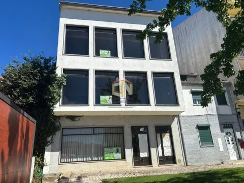 Prédio de 3 Pisos com comércio no Rés do Chão + 2 T1 - Centro de Sabugal