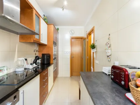 Moradia em Banda T3 em Condomínio fechado com Piscina