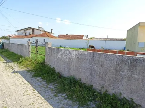 Terreno para construção com 1014 m2 e cerca de 45 m de frente em Pardilhó