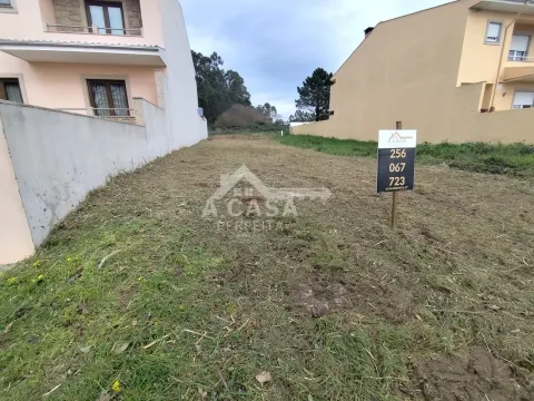 Lote de Terreno para construção de moradia geminada T3 em São Miguel do Souto