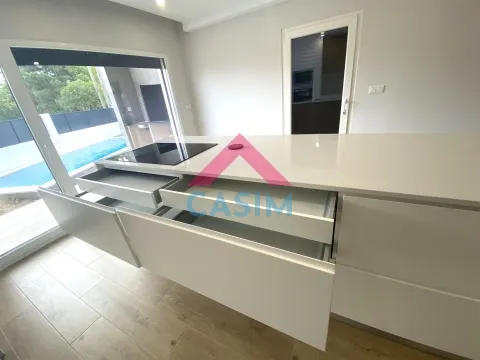 Moradia T4 NOVA, com Garagem e Piscina &#124; Fernão Ferro