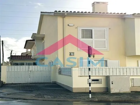 Moradia T2+1 Triplex com 2 Suites e Sótão aproveitado – Redondos, Fernão Ferro